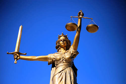 Lady justice statue holding sword and scales by Williamcho, Pixaby